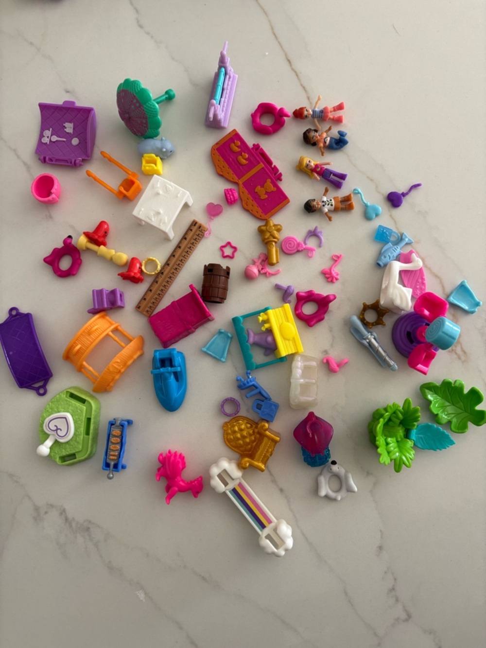 Assorted Polly pocket people and accessories